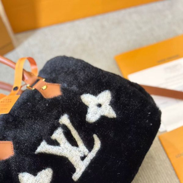 Louis Vuitton wool lamb bag (Replica) - Image 5