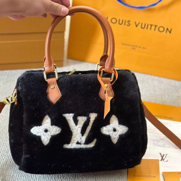 Louis Vuitton wool lamb bag (Replica) - Image 4