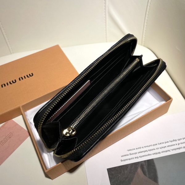 MIU MIU Matelassé Leather Card Bag (Replica) - Image 4